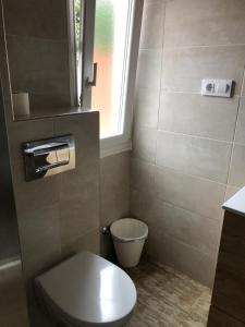 a small bathroom with a toilet and a window at Albergue-Pensión Cabo da Vila in Finisterre