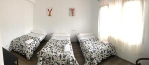 Posteľ alebo postele v izbe v ubytovaní Albergue-Pensión Cabo da Vila
