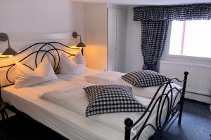 מיטה או מיטות בחדר ב-Hotel Gasthof Inselgraben garni