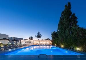 Bazén v ubytování Narges Hotel nebo v jeho okolí