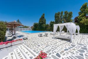 Bazén v ubytování Narges Hotel nebo v jeho okolí