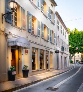 un bâtiment situé sur le côté d'une rue dans l'établissement Hôtel Playa, à Saint-Tropez