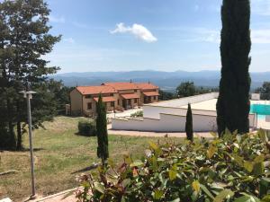 Villa mit Blick auf ein Haus in der Unterkunft Il Castelluccio - by Bolgheri Holiday in Monteverdi Marittimo