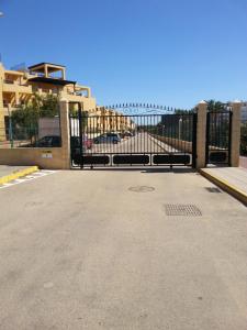 una puerta de metal negro delante de un estacionamiento en El Faro Puerto Rey, en Vera