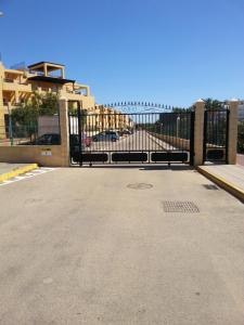 ベラにあるEl Faro Puerto Reyの駐車場前黒金属門