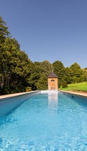 una piscina con un pequeño edificio en el fondo en Villa-A en Rouillac