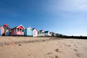 una fila de casas coloridas en la playa en Esplanade Hotel en Clacton-on-Sea