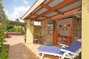 d'une terrasse avec deux chaises et une table. dans l'établissement Cherry Tree Cottage B&B Linden, à Johannesbourg