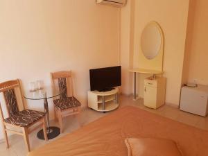 A television and/or entertainment centre at Hotel Royal