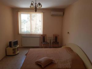 A television and/or entertainment centre at Hotel Royal