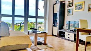sala de estar con escritorio y ventana grande en Apartment 28 en Split
