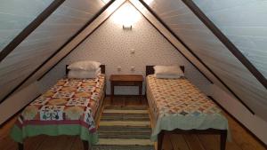 um quarto com 2 camas num sótão em Männi Summerhouse em Kassari