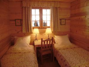 Un pat sau paturi într-o cameră la Chalet Altitude 1057