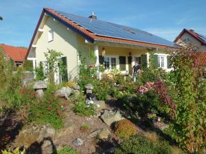 ein Haus mit Sonnenkollektoren auf dem Dach in der Unterkunft Ferienwohnung Zur Egge in Bad Driburg
