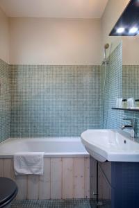 Koupelna v ubytování Hotel Résidence Le Sporting + 25 fotografií