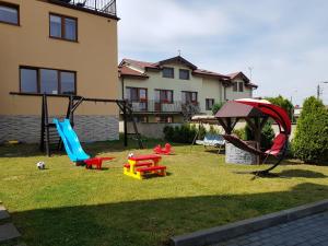 Plac zabaw dla dzieci w obiekcie Pokoje Gościnne Pryzmat