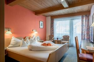 Rúm í herbergi á Das Kaltschmid - Familotel Tirol