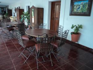 una sala da pranzo con tavolo e sedie di Mansion Serrano Hotel a El Fuerte