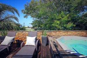 Bazén v ubytování Goble Palms Guest Lodge & Urban Retreat nebo v jeho okolí