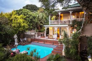 uma imagem de uma casa com piscina em Goble Palms Guest Lodge & Urban Retreat em Durban