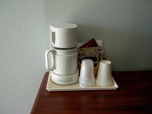 una cafetera y dos rollos de papel higiénico sobre una mesa en Economy Inn, en Willows