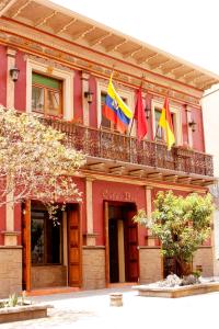 um edifício com bandeiras em cima em Morenica del Rosario em Cuenca