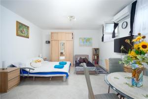 une chambre avec un lit et une table dedans dans l'établissement Apartment Zlatko, à Rovinj