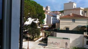Blick auf die Stadt von einem Gebäude in der Unterkunft Saint Dizier in Cannes