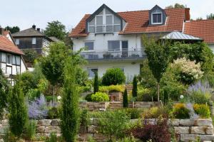 ein Haus mit Garten davor in der Unterkunft Ferienhaus Landhaus Am Hirtzborn in Marburg an der Lahn