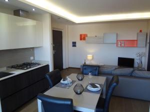 Una cocina y una sala de estar con una mesa y un sofá. en La vita è bella, en Castiglion Fiorentino