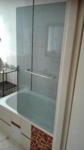 ビルカシにあるKwatery Noclegi pracowniczeのバスルーム(バスタブ、ガラス張りのシャワー付)