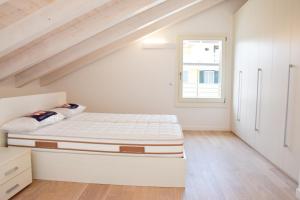 een slaapkamer met 2 bedden en een raam bij Green Marine Family Villas in Lido di Jesolo