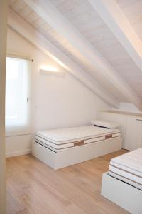 twee bedden in een kamer met een zolder bij Green Marine Family Villas in Lido di Jesolo