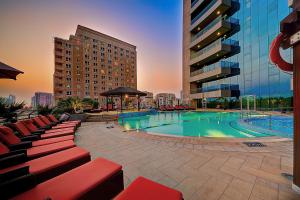 Swimmingpoolen hos eller tæt på Copthorne Hotel Dubai