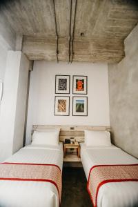 Tempat tidur dalam kamar di The Bricks Hotel