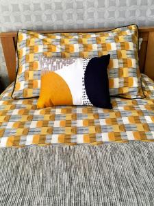 Cama o camas de una habitación en Dalmore Lodge Guest House
