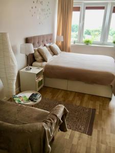 um quarto com uma cama e um sofá em Apartament MetroMarymont em Varsóvia