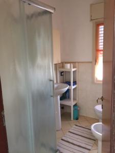 リポストにあるCasetta in Agrumetoのバスルーム(洗面台、トイレ、シャワー付)