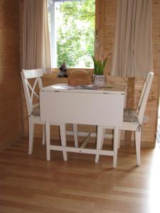 クヴェードリンブルクにあるWalkemühleの白いテーブルと椅子
