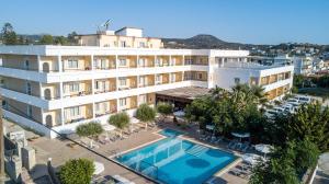 Θέα της πισίνας από το Mon Repos Hotel  ή από εκεί κοντά