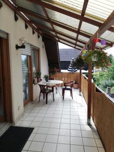 eine Terrasse mit einem Tisch und Stühlen darauf in der Unterkunft Fa Haack in Neuried