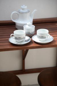 two cups and saucers on a wooden table at Vin e Turn in Diamante