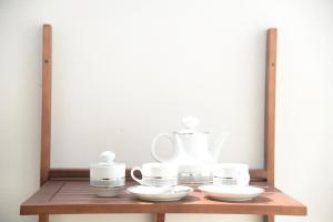 a table with a tea pot and cups on it at Vin e Turn in Diamante
