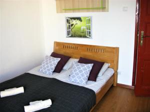 グディニャにあるWilla Rybitwaのベッドルーム1室(緑の毛布と枕付きのベッド1台付)