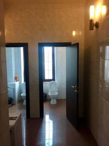 モスクワにあるНаш Хостелのバスルーム(トイレ、洗面台、ドア付)