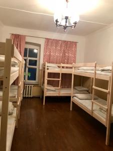 モスクワにあるНаш Хостелの二段ベッド4台、窓が備わる客室です。