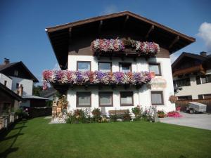 un edificio con cajas de flores en su lado en Haus Rohregger, en Mittersill