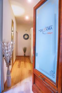 un couloir avec une porte en verre et un vase dans l'établissement La Dimora Luca Giordano, à Naples