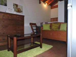 een woonkamer met een bank en een tafel bij Casas de Campo HousesInPico in Prainha de Baixo