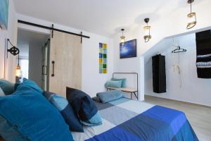コスタ・テギセにあるEnigmaのベッドルーム(青い枕の大型ベッド1台付)